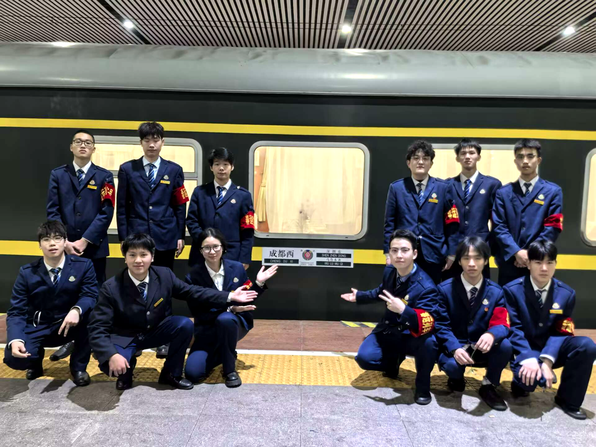 杨雨彤1_副本.png 杨雨彤1_副本.png