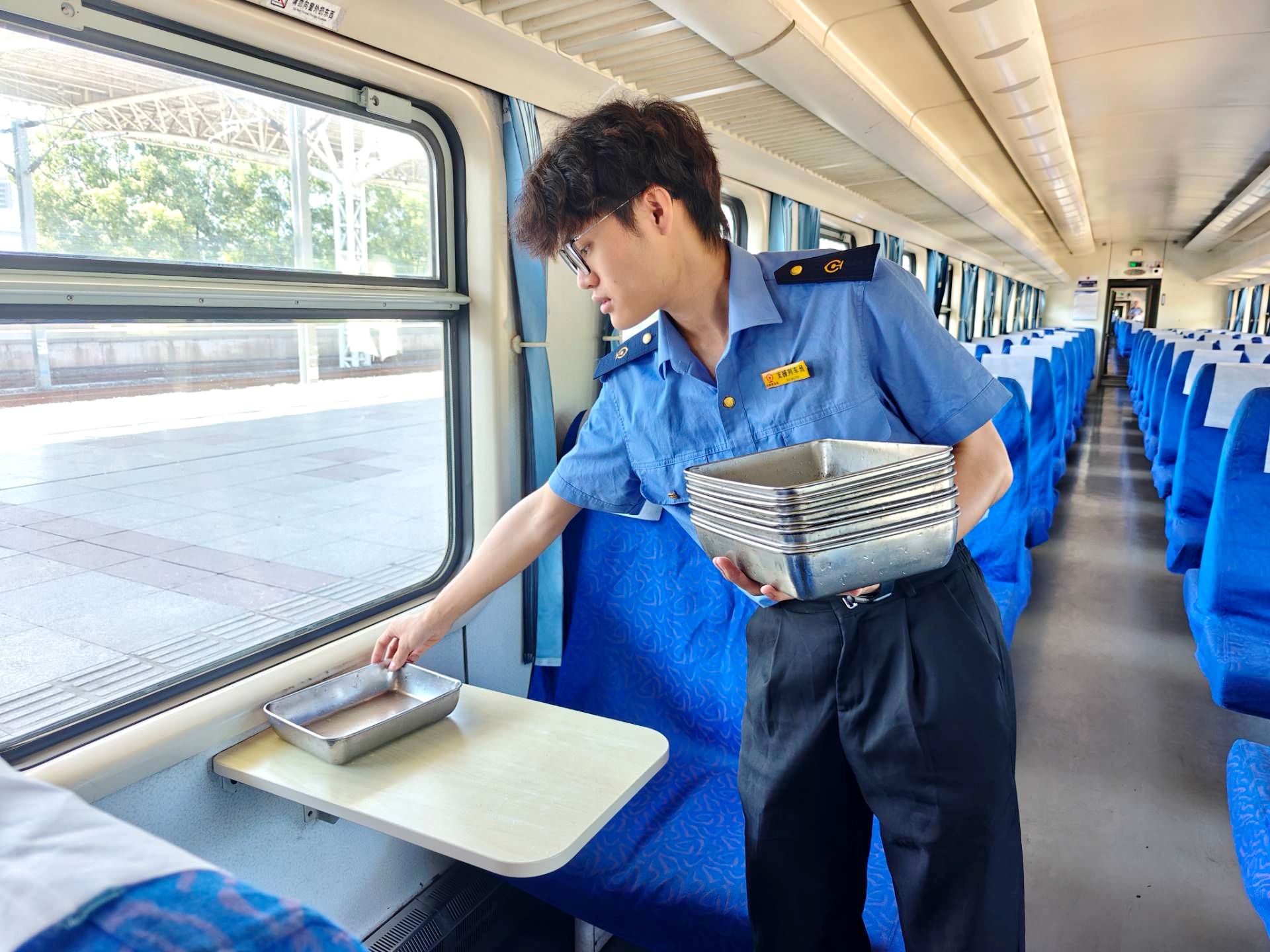 跟车1_副本.jpg 跟车1_副本.jpg