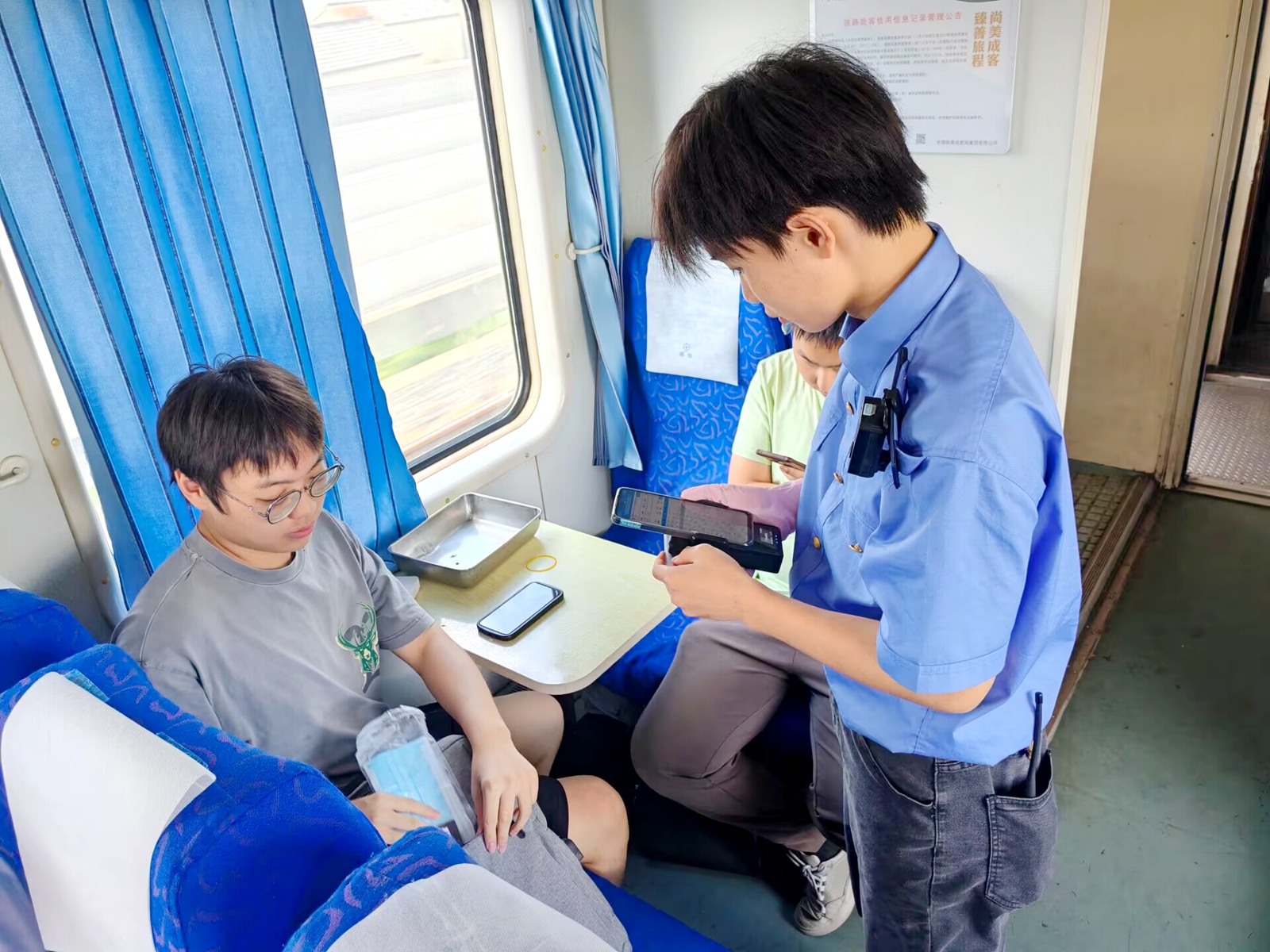 跟车2_副本.jpg 跟车2_副本.jpg