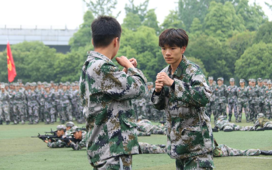 机车车辆学院顺利完成2022级新生军训3.png