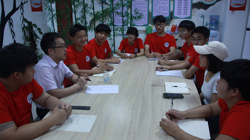 团队师生与村干部就深化校地合作座谈交流 pp电子游戏官网黄超供图.jpg 团队师生与村干部就深化校地合作座谈交流 pp电子游戏官网黄超供图.jpg