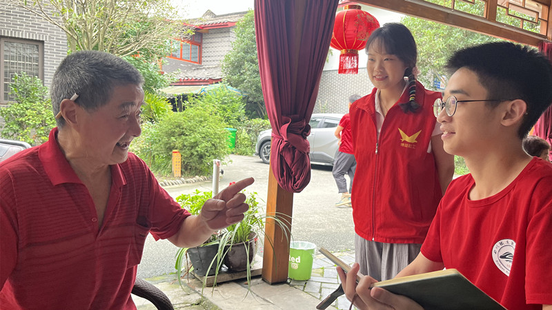 团队成员向村民宣传习近平总书记关于乡村振兴的重要论述 pp电子游戏官网黄超供图.jpg